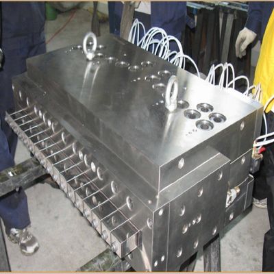 Polierte und elektroplattierte 700 mm CPVC WPC Hohltürplatten Extrusionsform Exporteur