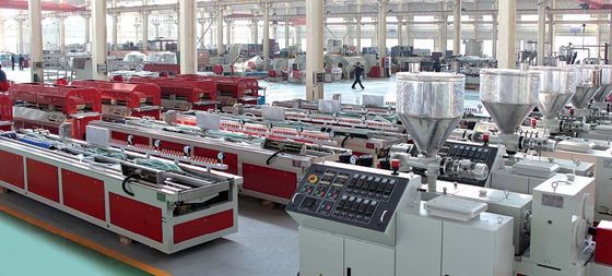 55 kW Leistung Yuhao PVC-Türplatten-Extrusionsmaschine für die Produktion von Pvc-Profilen von SIEMENS