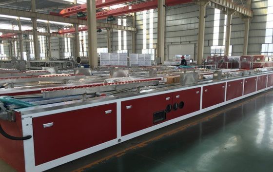 Erweiterte PVC-WPC-Plastikprofilmachmaschine für die Herstellung von Türplatten im Innenbereich