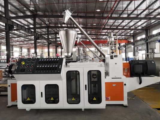 55 kW Leistung Yuhao PVC-Türplatten-Extrusionsmaschine für die Produktion von Pvc-Profilen von SIEMENS
