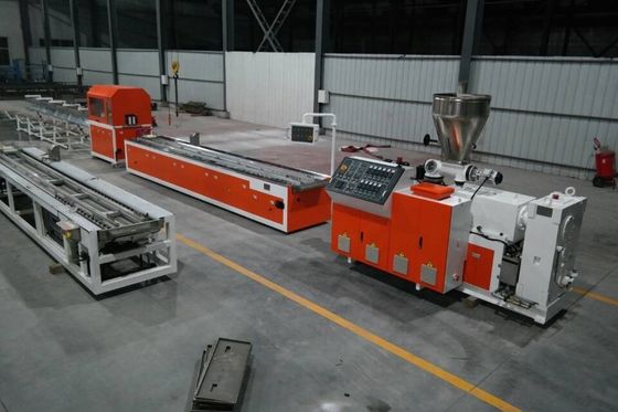 Ausrüstung für die Produktion von WPC-Türplatten