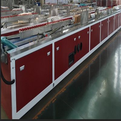 Leistungsstarke 37 kW WPC-Profil-Decking-Board-Extrusionslinie für Holz und Kunststoff