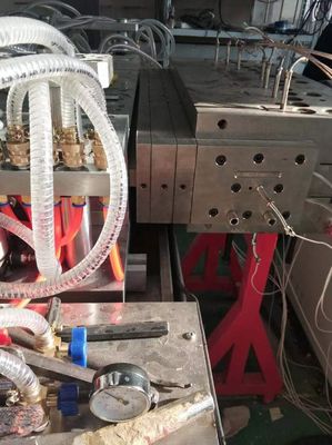 Profi-Formenhersteller für WPC/UPVC-Hohltür-Extrusion Breite 1000 mm Größe
