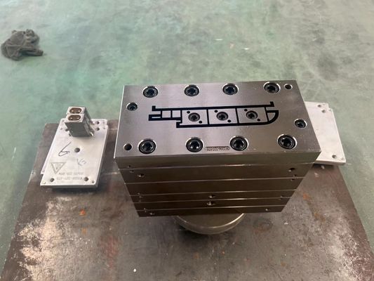 PVC Hilfsprofilform und WPC Holz-Plastik-Türdeckel-Tool mit AutoCAD-Design