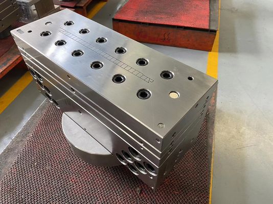 Co-Extrusion Wallboard Asa Pc Pe Upvc Profil Extrusion Druckformformen in Silber PVC