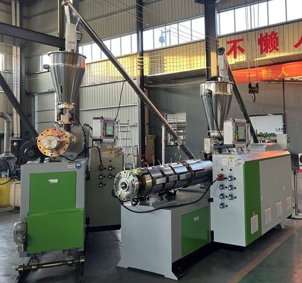 PP Schlüsselfertiges Projekt WPC-Decking-Profil-Extruder-Maschine mit Holzabfalllösung