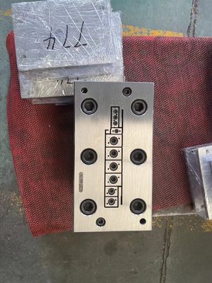 1 Hohlraum-Wasserdichte WPC-Türform aus UPVC-Material für moderne Häuser und Gebäude
