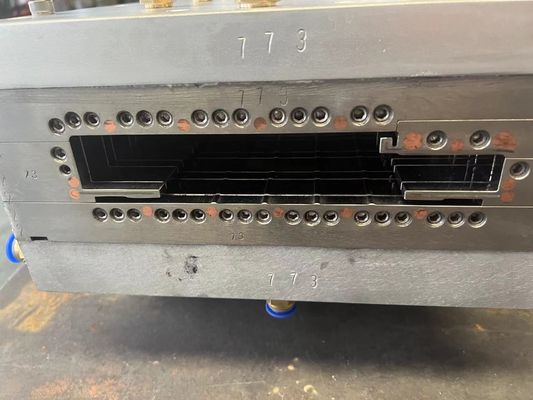 1 Hohlraum-Wasserdichte WPC-Türform aus UPVC-Material für moderne Häuser und Gebäude