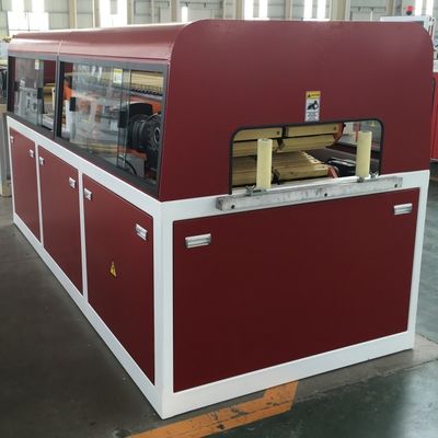 Weiterentwickelte Doppelschrauben-UPVC/WPC-Türproduktionslinie mit individueller Spannung