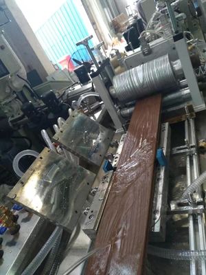 Doppelschrauben-Plastik-PE-WPC-Decking-Profilmachmaschine für 150-200 kg/h Kapazität