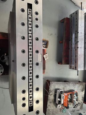 Individuell angepasste starre PVC-Extrusionsdüschen für Schrankenplatten Schaumplatten Wandplatten Hohltürplatten 5 Jahre Formdauer