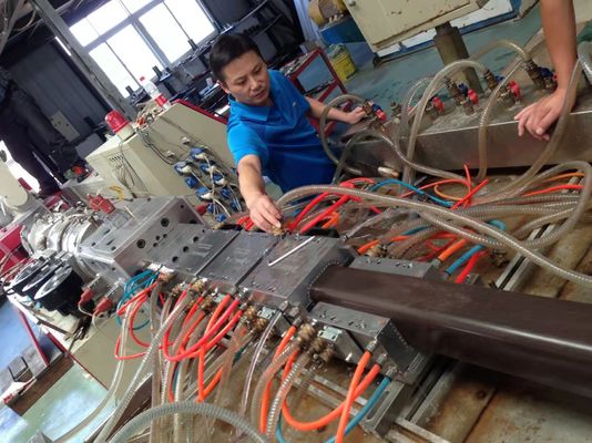 Holz-Kunststoff-Verbundwerkstoff-Boden-Extruder-Maschinenlinie mit 150-200 kg/h Kapazität