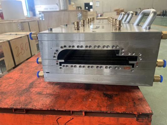 Elektroplattierung Polieren Oberflächenbehandlung WPC Extrusionsform für OEM WPC Türrahmen