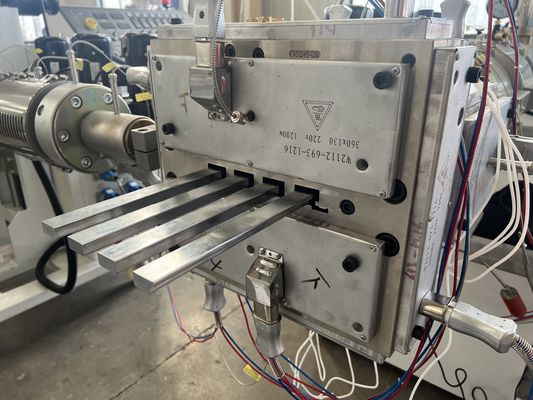 Holz-Kunststoff-WPC-Extrusionsform für Decking-Bodenbreite 150 mm Produktionslinie