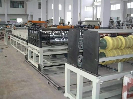 Doppelschrauben-Design PVC-Dachfliesen-Produktionslinie mit 80/156mm Schraubendurchmesser