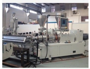 Konische Zwillingschraube-PVC-Dachblech-Extruderer mit ABB Inverte