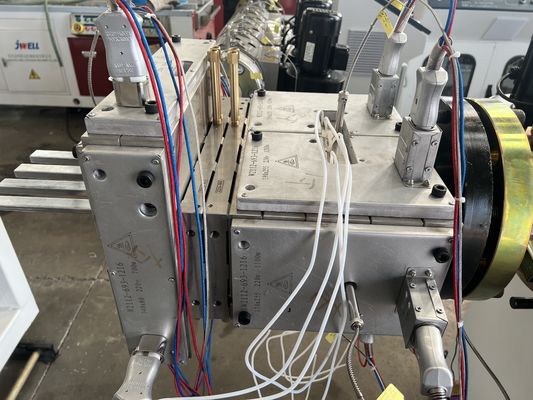 WPC-Extrusionsmaschinenlinie mit konischen Zwillingschrauben mit Gegendrehung für eine höhere Leistung