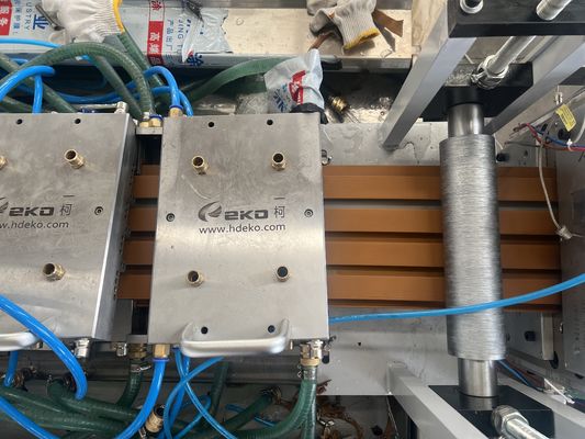 WPC-Extrusionsmaschinenlinie mit konischen Zwillingschrauben mit Gegendrehung für eine höhere Leistung