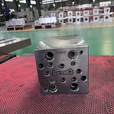 Extrusionsform für 1 Hohlraum-PVC-Hilfsprofil und WPC-Türdeckel-Produktionslinie