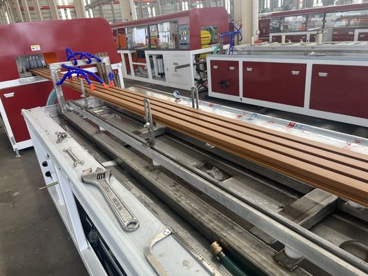 WPC-Extrusionsmaschinenlinie mit konischen Zwillingschrauben mit Gegendrehung für eine höhere Leistung
