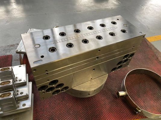 Schimmelform für die Extrusion von PVC-Fensterprofilen in Silberfarbe