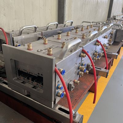 Maßgeschneiderte Größe UPVC Fensterrahmen Form Extrusionslinie mit Elektroplattierung Polieren