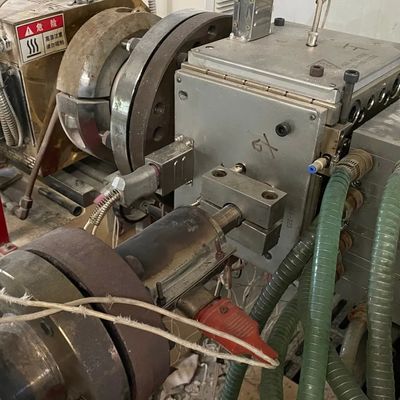 Coextrusions-PVC-Fenster-Extrusionsformmaschine mit Oberflächenbehandlung durch Elektroplattierung