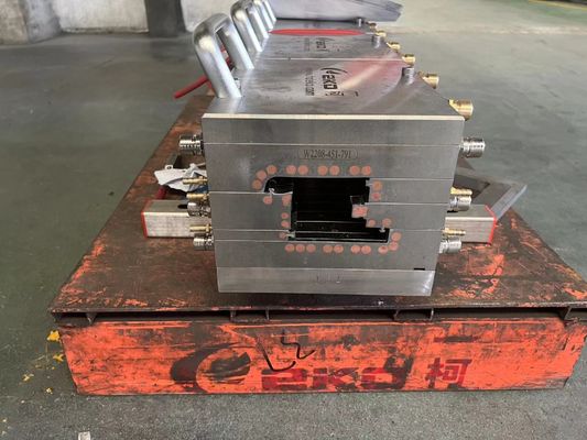 Schimmelmaschine zur Herstellung von Fenster- und Türprofilen aus UPVC