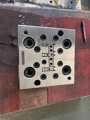Baukörner PVC-Profil mit 3CR17-Formmaterial