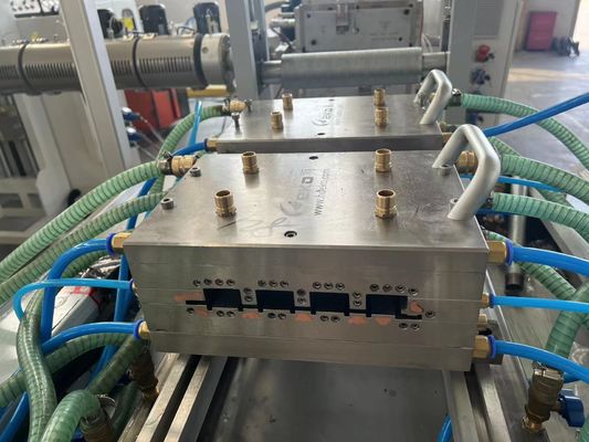 1-Hohlräumige PE-Wandplattenform perfekt für PVC-Material und Innen-/Außenanwendungen
