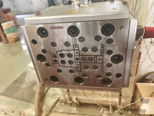 Hochpräzisions-WPC-Extrusionsform mit Oberflächenbehandlung durch Polieren mit Elektroplattierung