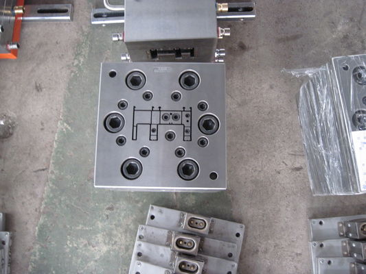 Extrusion von Fenster- und Türprofilen aus PVC in Silberfarbe mit 3CR17-Form