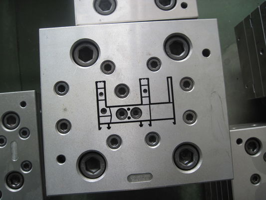 Elektroplattierung, Polieren und Extrudieren von PVC-Profilteilen für Fenster- und Türformen