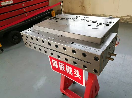 Extrusionsform für die Herstellung von Holzgitterplatten für Silbertür- und Wandplatten