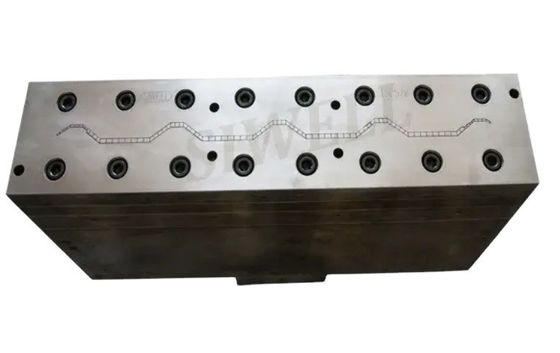 Silber-PVC-Wallholz-Dach-Extrusionsform für einen reibungslosen Produktionsprozess