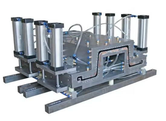Silber-PVC-Wallholz-Dach-Extrusionsform für einen reibungslosen Produktionsprozess