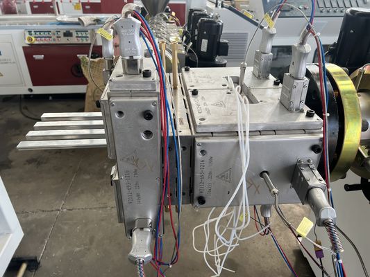 1 Schimmelhöhle Silberholz Kunststoff-Verbundfußboden Extrusionslinie für PE-Wandplatten